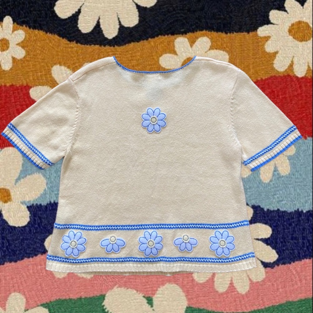 cutesie pastel yellow knit short sleeve with flowers on the front & back!